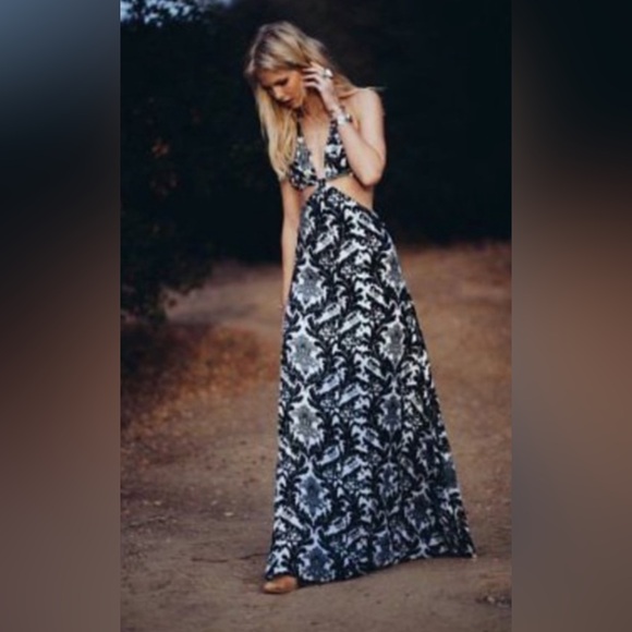 NWT Blackbird Cutout Maxi Dress in Black & White
Raga by Revolve Sz S - Picture 9 of 12
